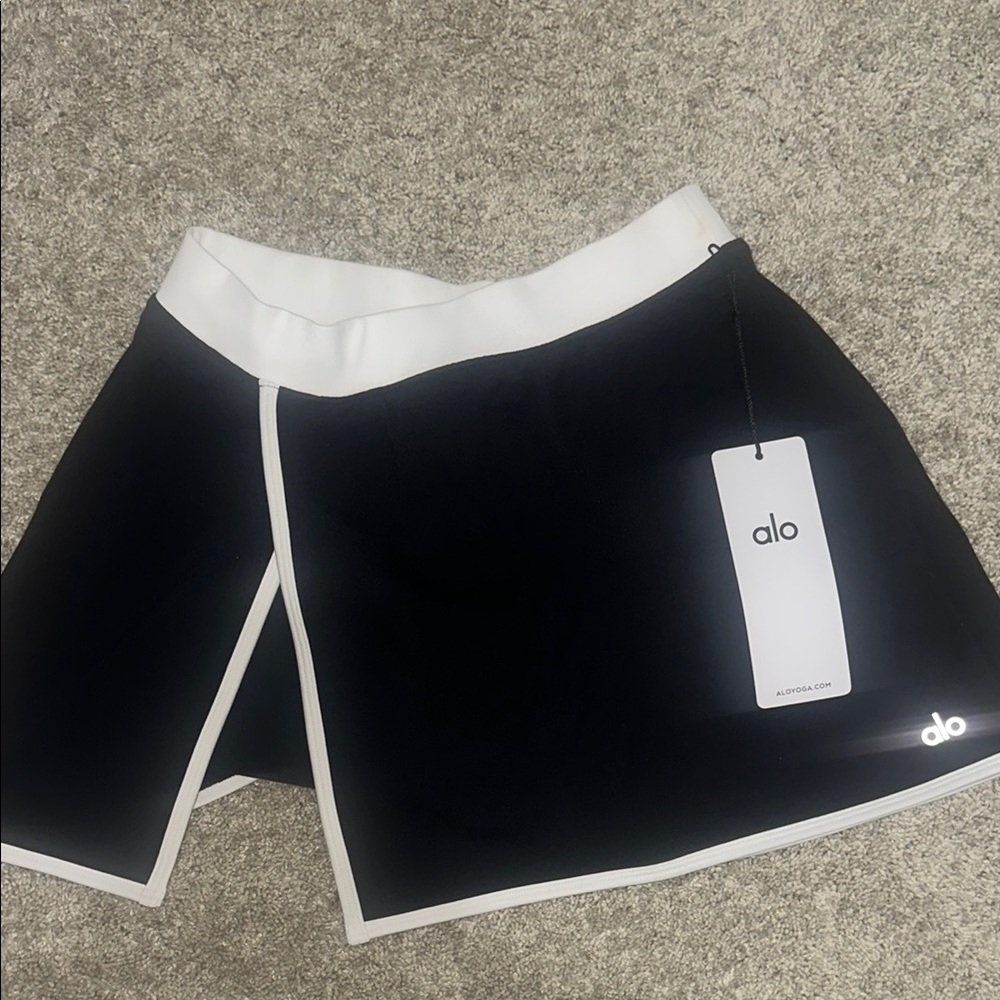 ALO Yoga Black and White Skorts for Active Style